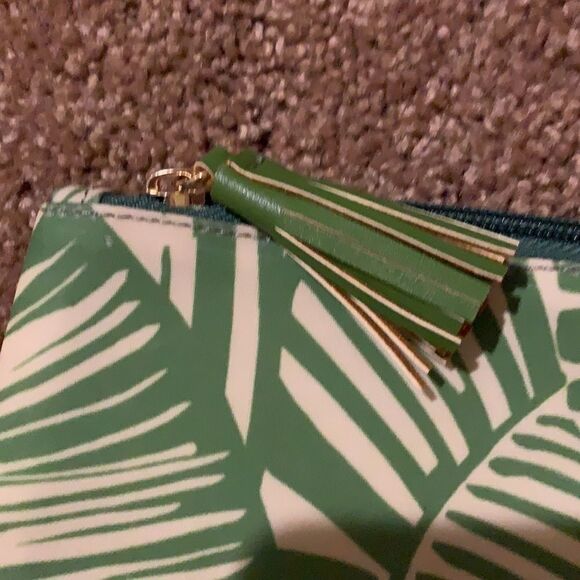 Palm tote with matching pouch. - Picture 4 of 11